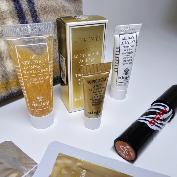 Sisley-Paris Luxury Travel gift set with pouch - Picture 12 of 16